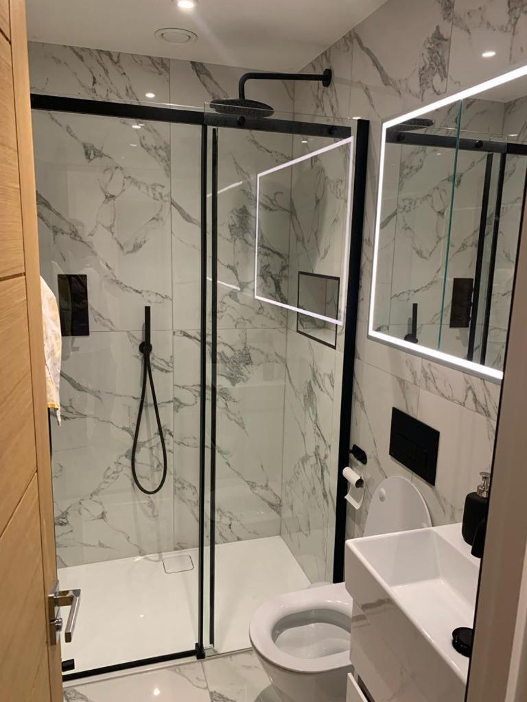 Two Bedroom Apartment - ロンドン エクステリア 写真